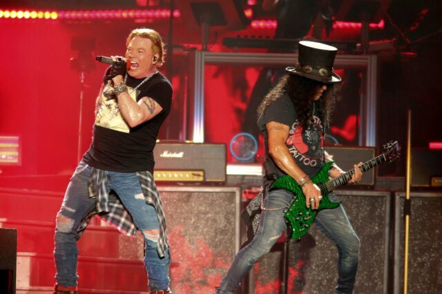Guns N’ Roses: Αντίστροφη μέτρηση με 10 ροκ ύμνους που περιμένουμε να “απογειώσουν” το ΟΑΚΑ