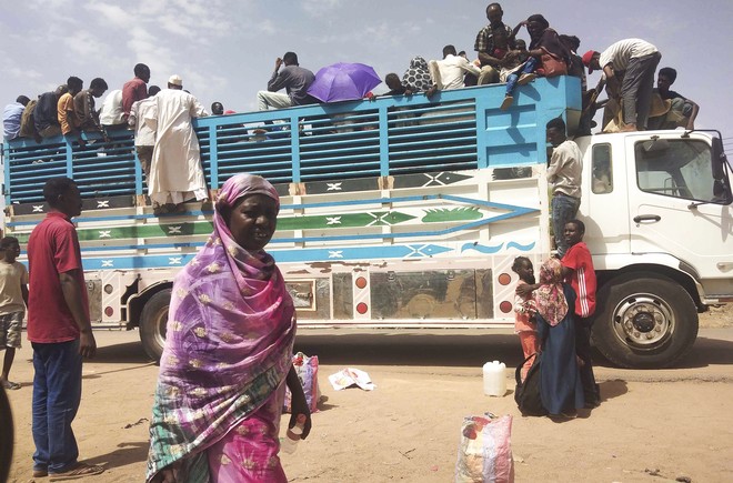 Σουδάν: Μαίνονται οι μάχες – Αντιμέτωποι με ασθένειες και υποσιτισμό οι εκτοπισμένοι
