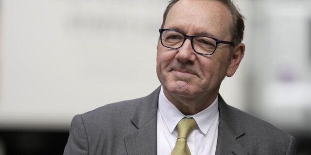 Κέβιν Σπέισι: Αρνείται κάθε κατηγορία και υποστηρίζει ότι οι σεξουαλικές επιθέσεις ήταν “ρομαντικές”