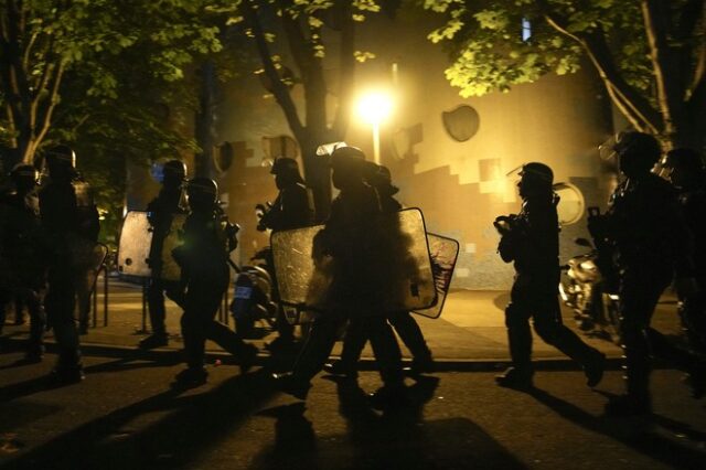 Γαλλία: Λιγότερες συγκρούσεις τη νύχτα, παραμένει η οργή – Νέο κάλεσμα μπροστά σε όλα τα δημαρχεία