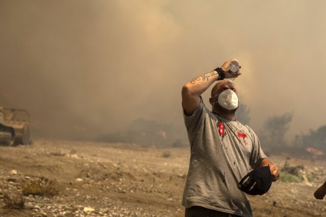 “Αν δεν υπήρχαν εθελοντές στη Ρόδο, θα είχαμε καεί ζωντανοί”