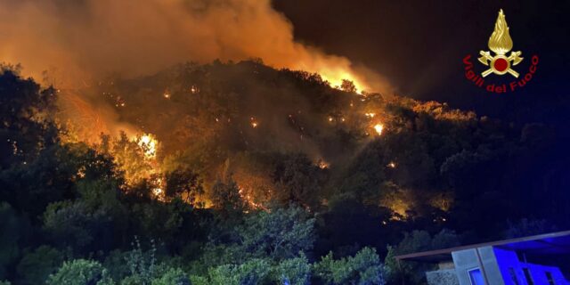 Ιταλία: Αναγκαστική προσγείωση ελικοπτέρου που επιχειρούσε στις φωτιές – Σώος ο πιλότος