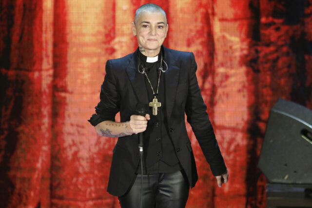 Η μέρα που η Sinead O’Connor έσκισε τη φωτογραφία του Πάπα σε ζωντανή μετάδοση