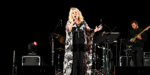 Μπέσσυ Αργυράκη: Κάνει το σήμα της νίκης μέσα από το νοσοκομείο μετά το ατύχημα στη συναυλία