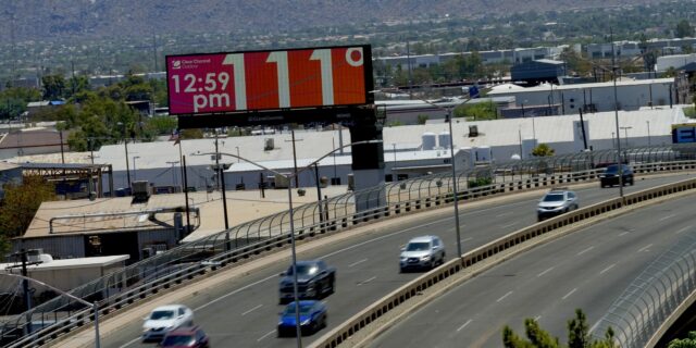 Ακραίες θερμοκρασίες στις ΗΠΑ: Πέφτουν στο έδαφος και… παθαίνουν εγκαύματα