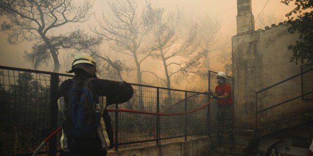 Φωτιές: Κρίσιμη η κατάσταση στα πύρινα μέτωπα της Μάνδρας -Αναζωπυρώσεις σε Λακωνία και Ρόδο