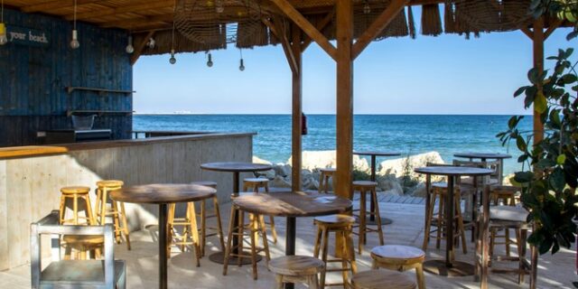 Χαλκιδική: “Έφερε παστίτσιο στο beach bar, έτρωγε ο άντρας της κι εκείνη”