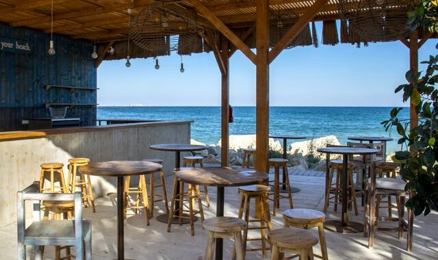 Χαλκιδική: “Έφερε παστίτσιο στο beach bar, έτρωγε ο άντρας της κι εκείνη”