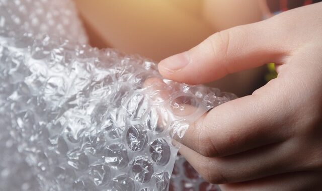 Bubble wrap: γιατί είναι τόσο εθιστικό το ‘σπάσιμο’ των φυσαλίδων συσκευασίας