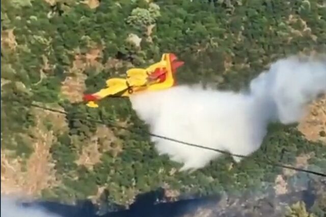 Βίντεο: Canadair “βουτά” ανάμεσα στα βουνά για να σβήσει τη φωτιά