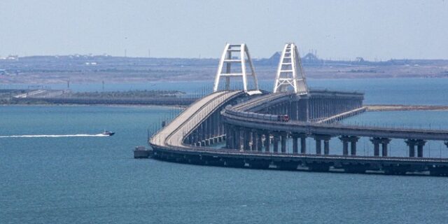 Ρωσία: Ανεστάλη η κυκλοφορία των αυτοκίνητων στη Γέφυρα της Κριμαίας