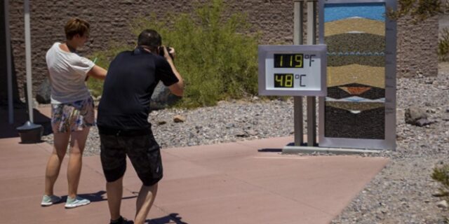 Κοιλάδα του Θανάτου: Τουρίστες συρρέουν για να βιώσουν την “απόλυτη εμπειρία” ενός καύσωνα