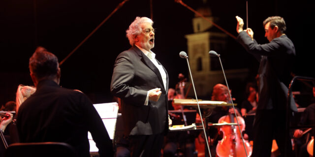 Είδαμε τον Plácido Domingo στην Μονή Τοπλού της Κρήτης κόντρα στον… άνεμο