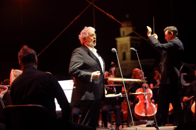 Είδαμε τον Plácido Domingo στην Μονή Τοπλού της Κρήτης κόντρα στον… άνεμο