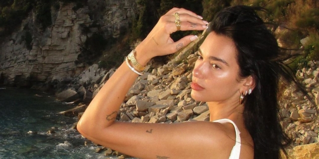Dua Lipa: “Φωτιά” στα κόκκινα με θέα το ηλιοβασίλεμα – Εντυπωσιακά καρέ