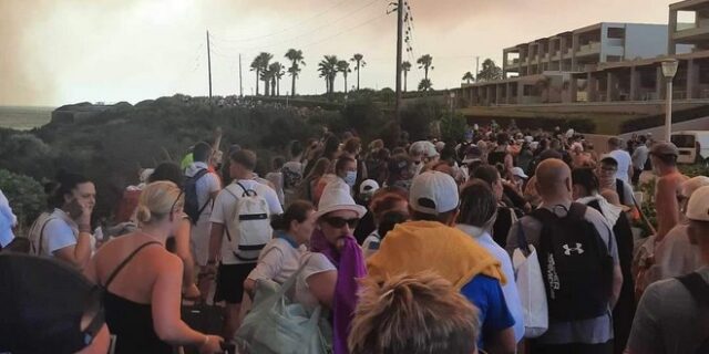 Φωτιά στη Ρόδο: Δραματική κατάσταση – Συγκλονιστικά βίντεο από τις εκκενώσεις