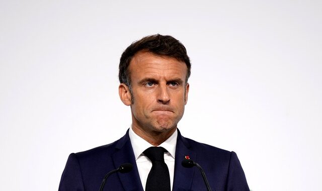 Μακρόν: “Πρέπει να είμαστε ανυποχώρητοι” στην απαγόρευση της αμπάγιας στο σχολείο