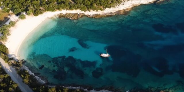 Έμπλυση: Σε αυτή τη μαγευτική παραλία του Ιονίου η μάσκα είναι περιττή