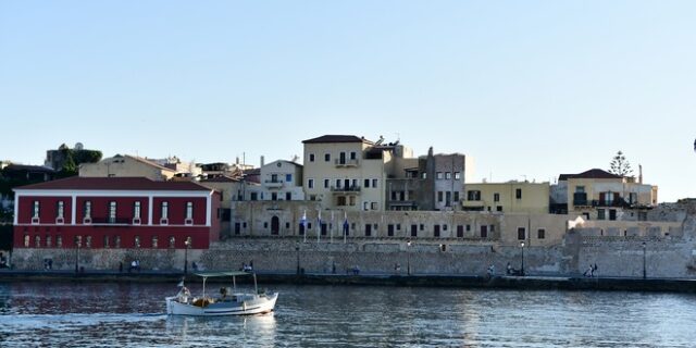 Χανιά: Άφησαν το μωρό κλειδωμένο στο αυτοκίνητο και πήγαν βόλτα στο Ενετικό Λιμάνι
