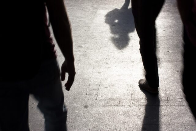 Πετράλωνα: Συνελήφθη 16χρονος που τραυμάτισε δύο συνομήλικους με κατσαβίδι