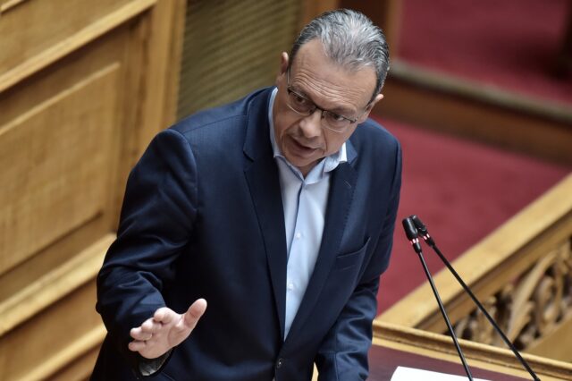 Φάμελλος: Η κυβέρνηση συνεχίζει να επιλέγει την “ανεξέλεγκτη αγορά”
