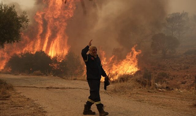 Φωτιές: Εκκενώνεται το χωριό Απόλλωνα στη Ρόδο – Δύσκολη κατάσταση στη Σπάρτη