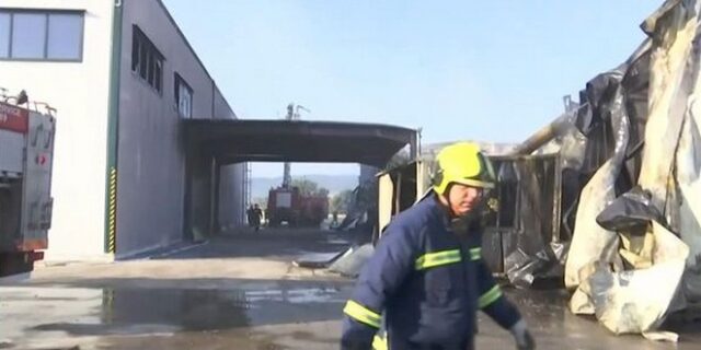 Οινόφυτα: Υπό μερικό έλεγχο η φωτιά στο εργοστάσιο – Οι κάτοικοι πρέπει να μείνουν μέσα λόγω του τοξικού νέφους