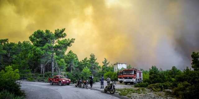 Φωτιά στη Ρόδο: Μεγάλη μάχη για να σωθεί ο οικισμός Ασκληπιείο – Ακυρώνονται πτήσεις από το εξωτερικό
