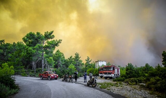 Φωτιά στη Ρόδο: Μεγάλη μάχη για να σωθεί ο οικισμός Ασκληπιείο – Ακυρώνονται πτήσεις από το εξωτερικό
