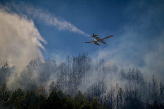 Φωτιές: Μαίνεται η πυρκαγιά στην Καστοριά – Οριοθετήθηκαν τα μέτωπα στην Ηλεία