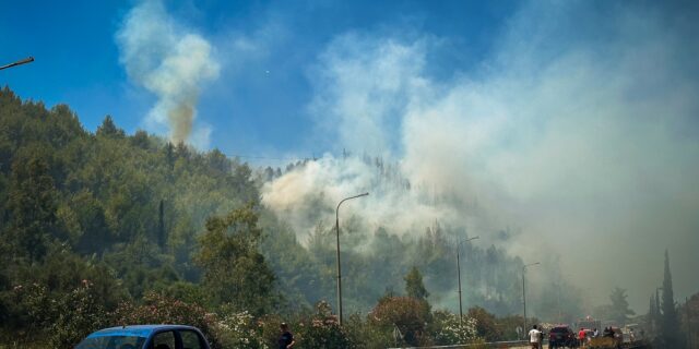 Φωτιές: Εκκενώνθηκαν οικισμοί στην Ηλεία, μια προσαγωγή – Οριοθετήθηκε η πυρκαγιά στην Καστοριά