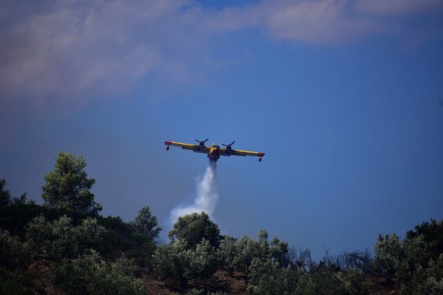 Κατερίνη: Φωτιά σε δασική έκταση – Σηκώθηκε και καναντέρ