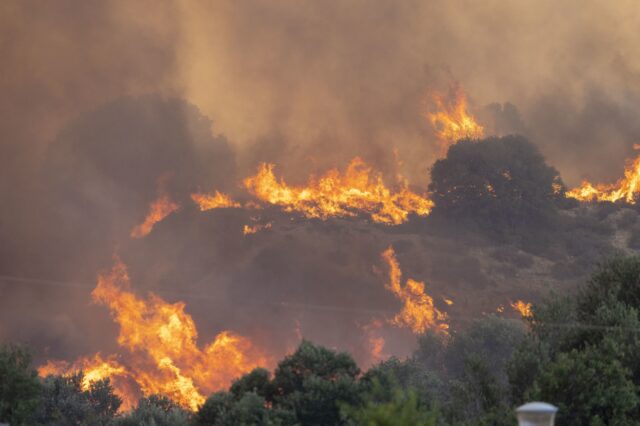 Φωτιές: Σε κατάσταση έκτακτης ανάγκης η Ρόδος – Μαίνεται το μέτωπο στην Κέρκυρα