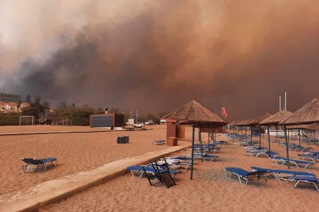 Φωτιά στη Ρόδο: Τιτάνια επιχείρηση απεγκλωβισμού από παραλίες – Επιτάσσονται σκάφη