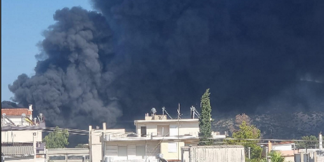Ασπρόπυργος: Φωτιά σε εργοστάσιο, μαύρισε ο ουρανός – 112 σε πολλές περιοχές της Αττικής