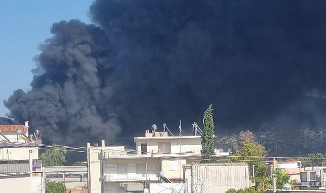 Ασπρόπυργος: Φωτιά σε εργοστάσιο, μαύρισε ο ουρανός – 112 σε πολλές περιοχές της Αττικής