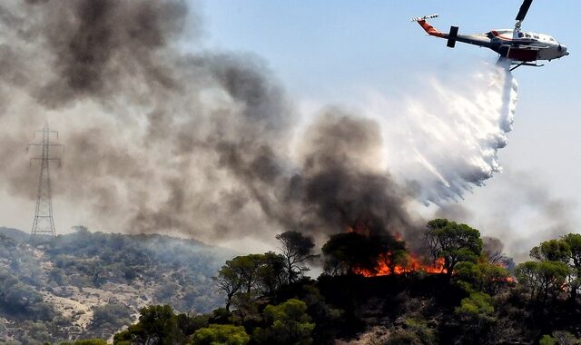 Φωτιές: Εφιαλτική νύχτα στη Ρόδο, συνεχίζεται η μάχη με τις φλόγες – Σε ύφεση τα μέτωπα σε Δυτική Αττική και Λακωνία
