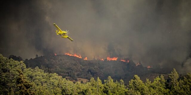 Φωτιές: Καλύτερη η κατάσταση σε Μάνδρα και Λακωνία – Δύσκολη μάχη στη Ρόδο