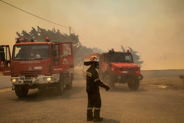 Φωτιές: Μαίνονται τα μέτωπα σε Ρόδο, Κάρυστο, Κέρκυρα και Δερβενάκια – Νέες εκκενώσεις