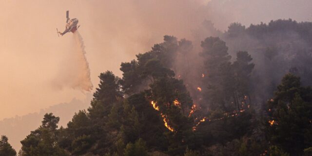 Φωτιές: Πύρινη κόλαση σε Κάρυστο και Ρόδο – Μεγάλες αναζωπυρώσεις στην Κέρκυρα