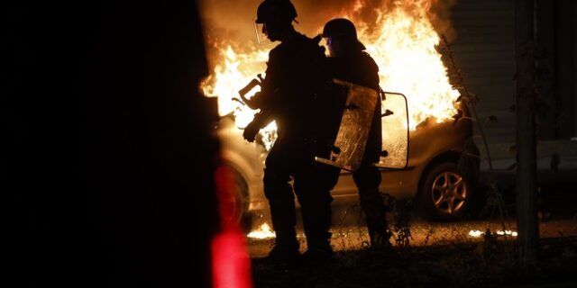 Γαλλία: “Αστακός” με 45.000 αστυνομικούς στους δρόμους υπό τον φόβο νέων ταραχών