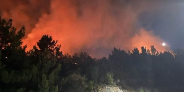 Χίος: Φωτιά σε δύσβατη περιοχή – Εκκενώνονται τα χωριά Διευχά και Κατάβαση