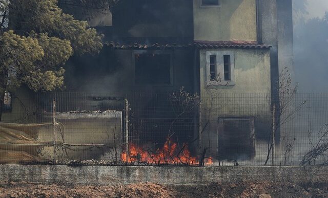 Φωτιά στην Ανάβυσσο: Απεγκλωβισμός ηλικιωμένων από το σπίτι τους