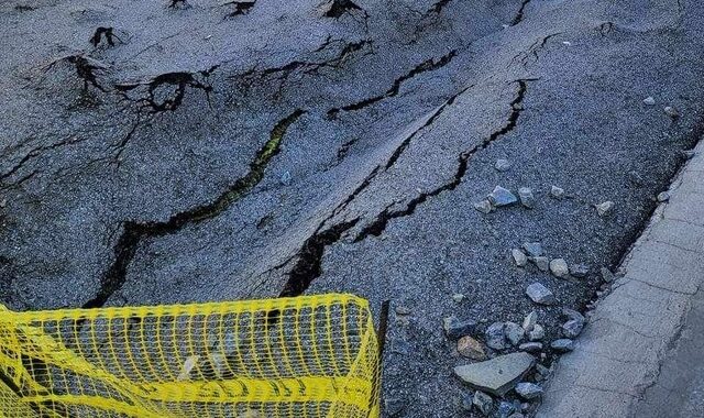 Θεσσαλονίκη: Καθίζηση και “κρατήρες” σε δρόμο από τη δυνατή βροχή – Απίστευτες εικόνες