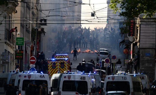 Γαλλία: Πλήθος κόσμου στην κηδεία του 17χρονου Ναέλ – Ο Μακρόν ανέβαλε την επίσκεψή του στη Γερμανία