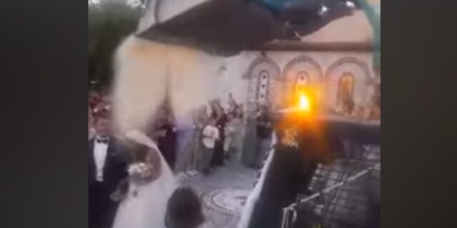 Βόλος: Πέταξαν ρύζι σε νεόνυμφο ζευγάρι με χωματουργικό μηχάνημα – Βίντεο