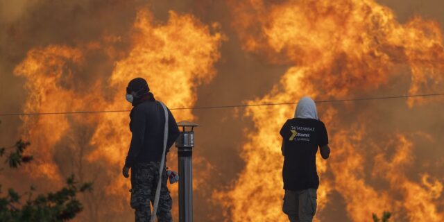 Φωτιές: Νύχτα αγωνίας σε Ρόδο και Κέρκυρα – Καίγονται σπίτια