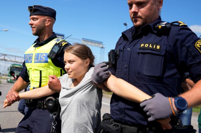 Σουηδία: Ένταση σε διαδήλωση ακτιβιστών στο Μάλμε – Η αστυνομία απομάκρυνε τη Γκρέτα Τούνμπεργκ