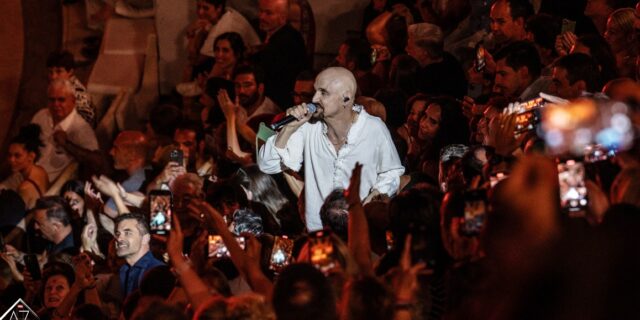 Είδαμε τους sold-out James στο Ηρώδειο με τον Tim Booth να “βουλιάζει” στην αγκαλιά του κόσμου