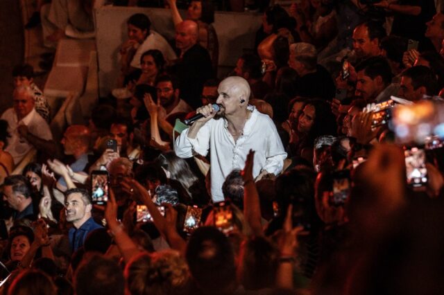 Είδαμε τους sold-out James στο Ηρώδειο με τον Tim Booth να “βουλιάζει” στην αγκαλιά του κόσμου